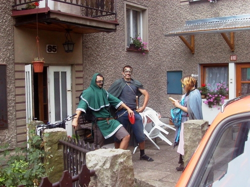 Tak nevim, jestli jim něco dali, nebo raději utekli z domu.