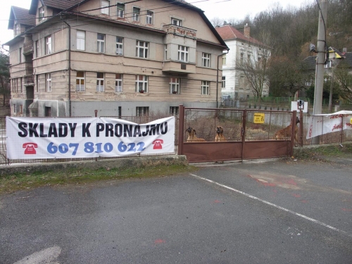 Tady vám sklad nevykradou... jen se do něj dostat.