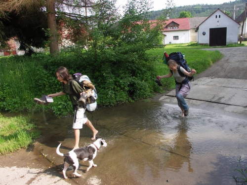 Stačí si zout jen jednu botu.