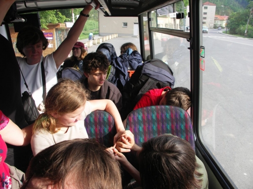 Ve zcela plném autobuse někteří zpříjemňovali spolucestujícím cestu.