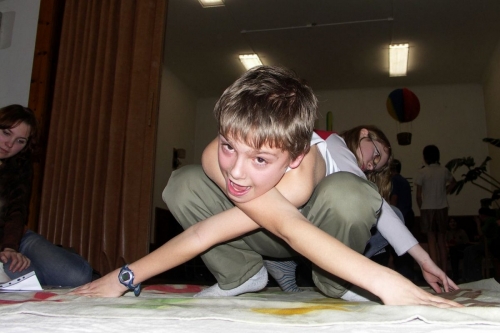 To se nechce uškrtit, takhle se hraje Twister.