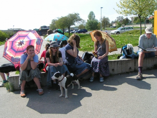 Piknik při čekání na autobus.