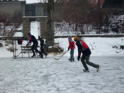 Neměli jsme dost hokejek, takže naše hra byl hokejfootpuk.