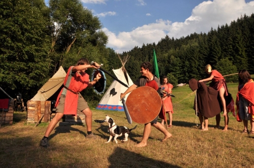 Staroušovská přehlídka s bojem a koněm.