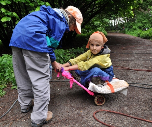 S největší opatrností jely slalom i Chobotnice.